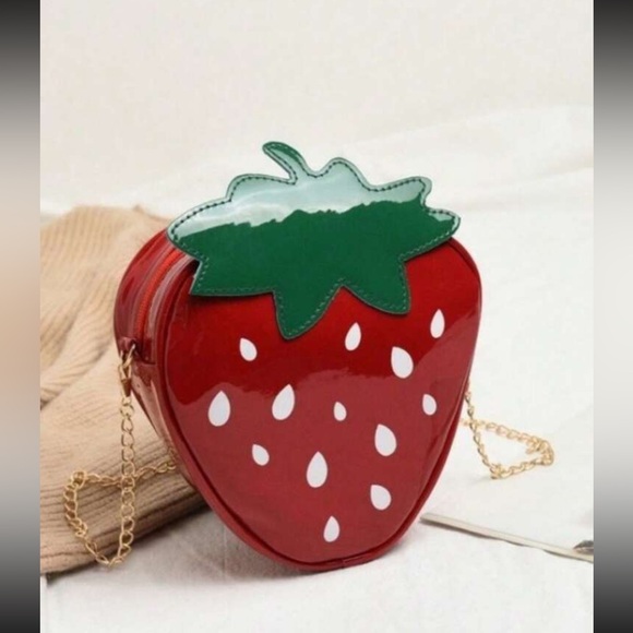 NEW STRAWBERRY SHAPED CROSSBODY 7” x 7” REMOVABLE STRAP!! - Picture 4 of 8